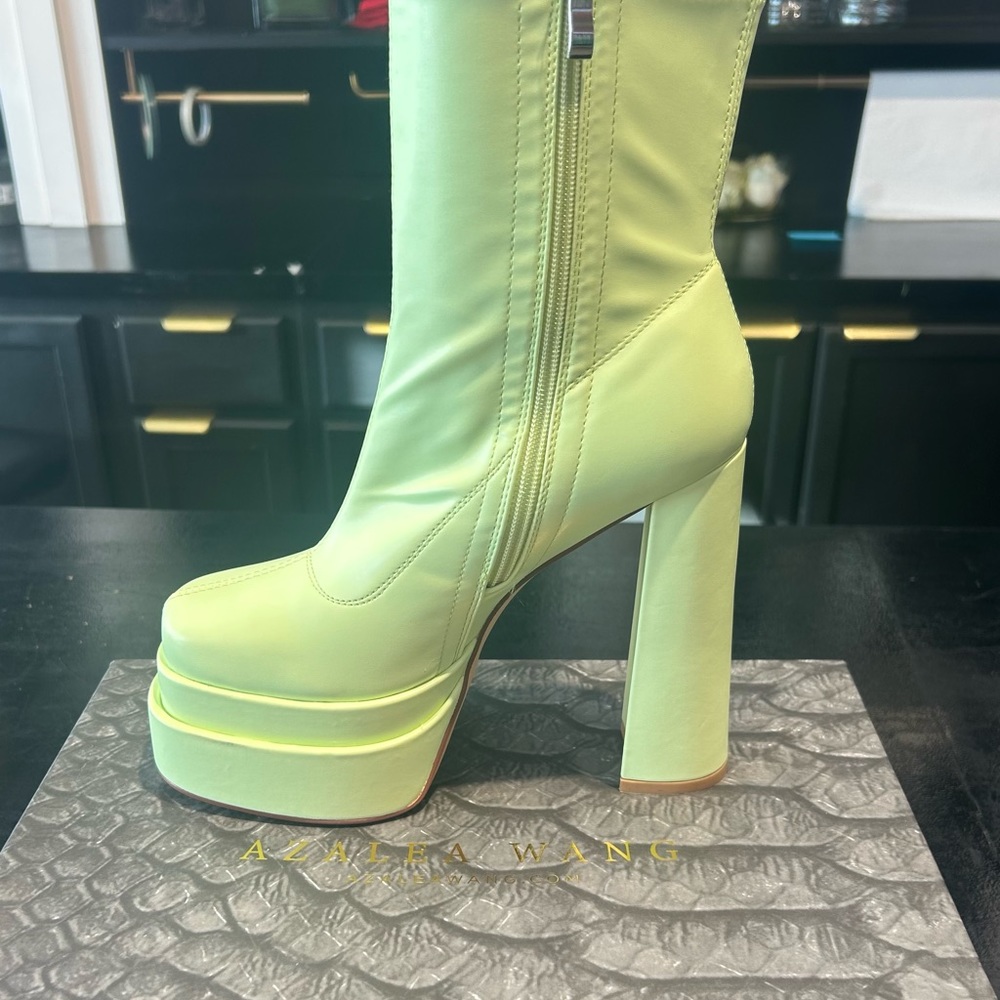 Ankle tight heeled boot
